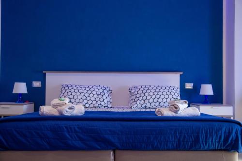 a blue bedroom with two stuffed animals on a bed at B&B Del Centro e SPA in Partinico