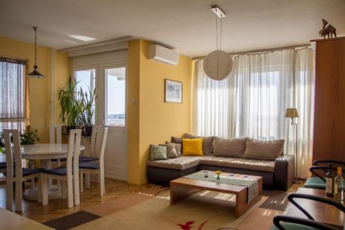 Et opholdsområde på Sunny Apartment