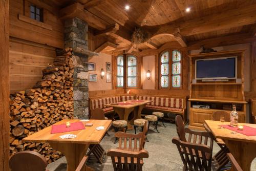 una sala da pranzo con tavoli e TV in una cabina di Hotel Tourist a Valtournenche