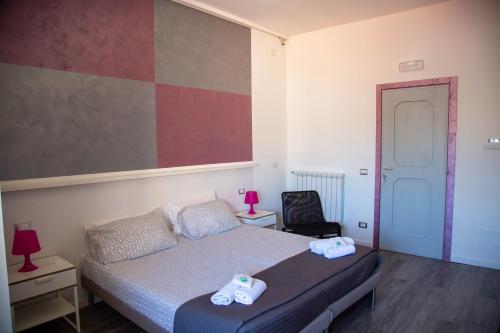 a bedroom with a bed with two towels on it at B&B Del Centro e SPA in Partinico