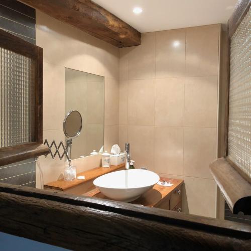 Bilik mandi di LE MOULIN DE LONGCHAMP - Maison d'Hôtes