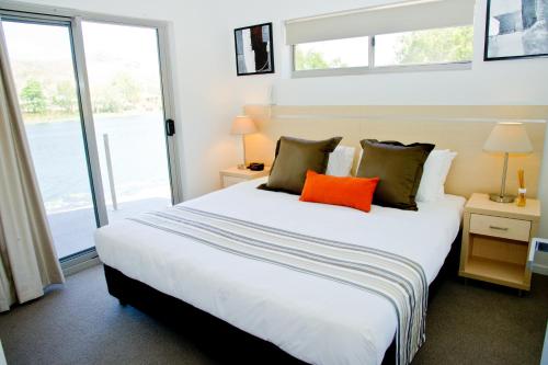 Una cama o camas en una habitación de Jacana Apartments