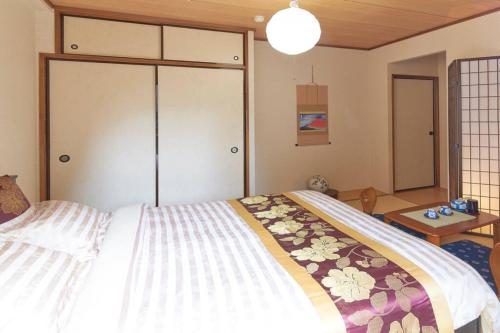 a bedroom with a large bed in a room at ESPERANZA103 広い綺麗快適高速WiFi in Tokyo