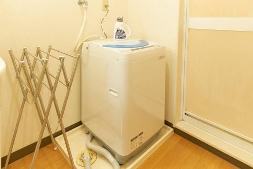 a washing machine in a bathroom with a shower at ESPERANZA103 広い綺麗快適高速WiFi in Tokyo