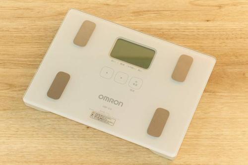 a white electronic device sitting on a wooden table at ESPERANZA103 広い綺麗快適高速WiFi in Tokyo