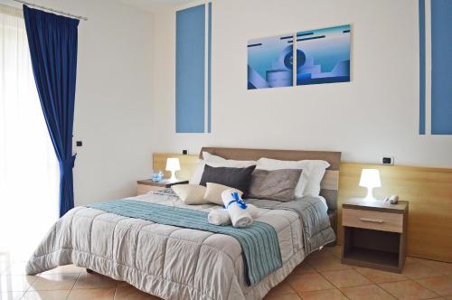 Säng eller sängar i ett rum på Hotel & Resort Perla