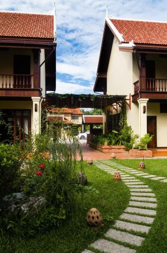 Κήπος έξω από το Sada Hotel