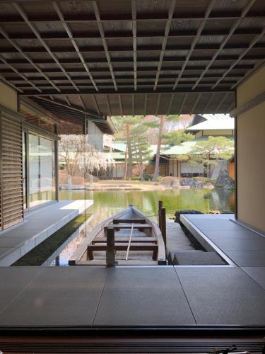 uma vista externa de uma casa com um lago em Cozy house 8, free wifi a rented electric bicycle em Quioto