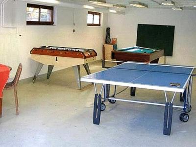 una habitación con dos mesas de ping pong. en Hotel Les Remparts, en Kaysersberg