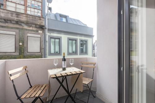 Stylish City Center Apartment with Balcony and Air Conditioning