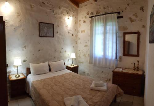 A bed or beds in a room at Madalo