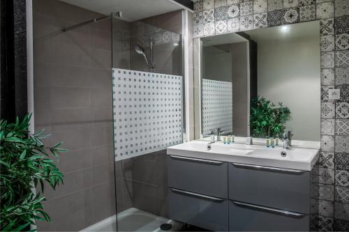 a bathroom with a sink and a mirror at Grand Studio Stan Nancy - calme, cosy, lumineux in Nancy