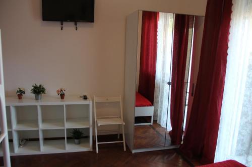 ローマにあるDomus Vatican Holiday'sの鏡、テーブル、ベッドが備わる客室です。