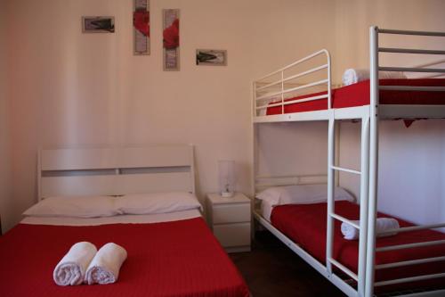 ローマにあるDomus Vatican Holiday'sのベッドルーム1室(二段ベッド2台、赤いベッド1台付)