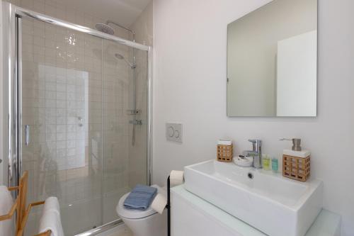y baño con aseo, lavabo y ducha. en Sweet Flat 4Two in City Center, Balcony & Air Conditioning en Oporto