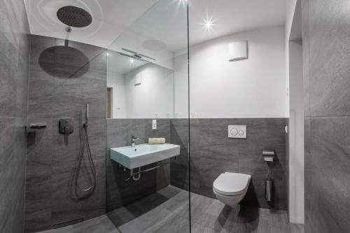 ein Bad mit einem WC, einem Waschbecken und einer Dusche in der Unterkunft Gasthof Falkenstein in Naturns