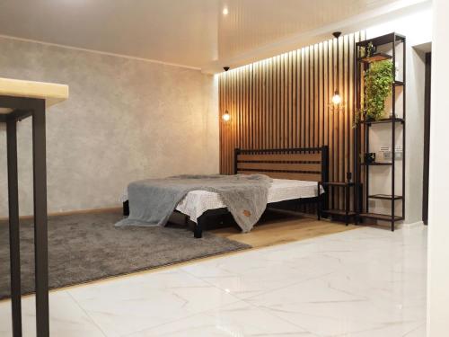 Llit o llits en una habitació de Apartment on Karla Marksa Avenue
