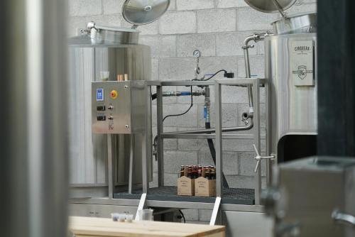 une cuisine avec une machine à rectifier dans une pièce dans l'établissement Bodegas Vaivén Hotel Boutique, à Tequisquiapan