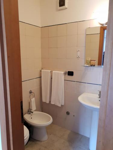 a bathroom with a toilet and a sink at CUCARACHA BUNGALOW in Catania