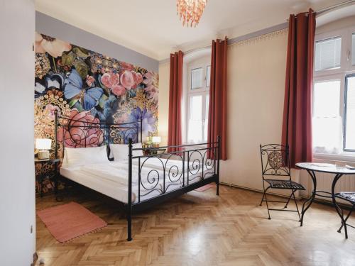 ラー・アン・デア・ターヤーにあるFrühstückshaus Wunderlandの花の壁のベッドルーム(天蓋付きベッド1台付)