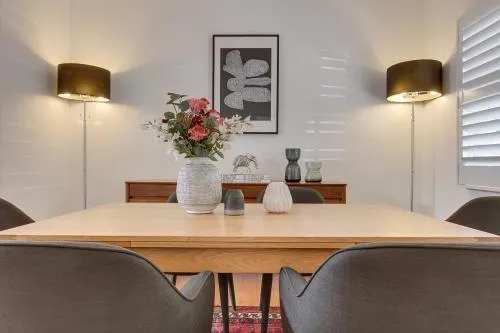 Spacious cottage with views, 10 mins from the city picture