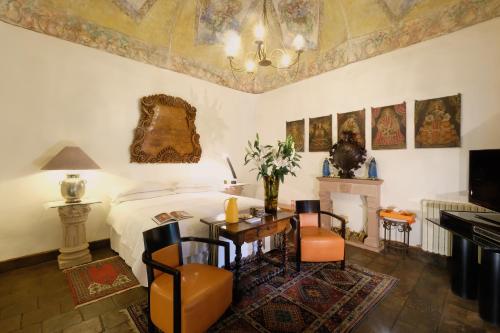 - une chambre avec un lit, une table et des chaises dans l'établissement Casa de la Real Aduana Boutique Hotel, à Pátzcuaro