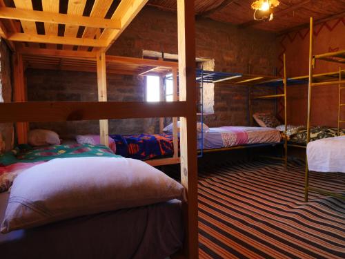 Una cama o camas en una habitación de Auberge Hostel Traditionnel