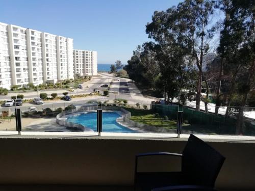desde el balcón de un edificio con piscina en Costa Papudo, en Papudo