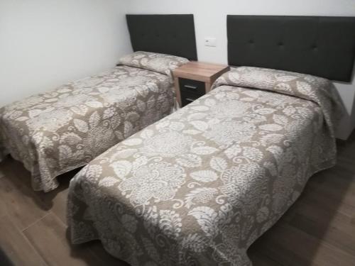 twee bedden naast elkaar in een kamer bij Apartamentos Buena Vista Bajo 1 in Coto Rios