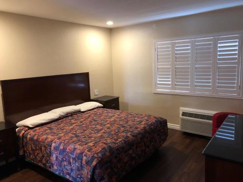 Voodi või voodid majutusasutuse American Inn toas