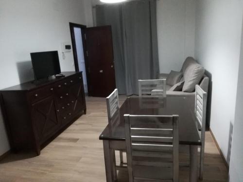 uma sala de estar com uma mesa de vidro e um sofá em Apartamentos Buena Vista 3 em Coto Rios