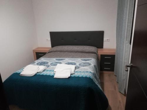 um quarto com uma cama com duas toalhas em Apartamentos Buena Vista 3 em Coto Rios