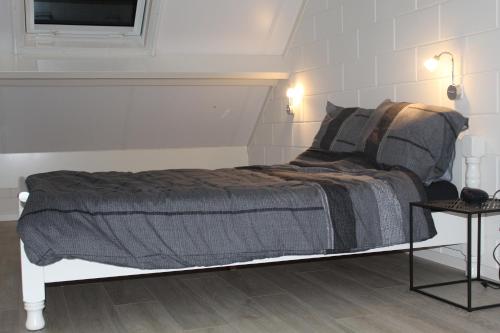 Säng eller sängar i ett rum på Nirosa