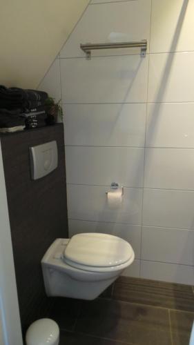 Bilik mandi di Nirosa
