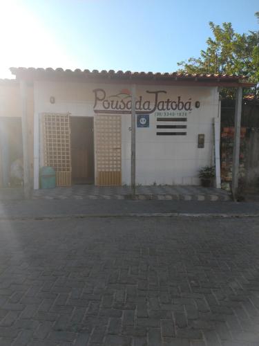 a building with a sign that reads pousada fidici at Pousada Jatobá in Barreirinhas