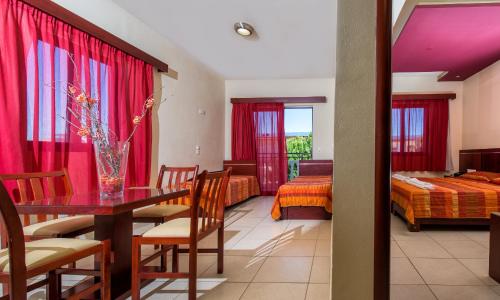 Ένα ή περισσότερα κρεβάτια σε δωμάτιο στο Canadian Hotel 