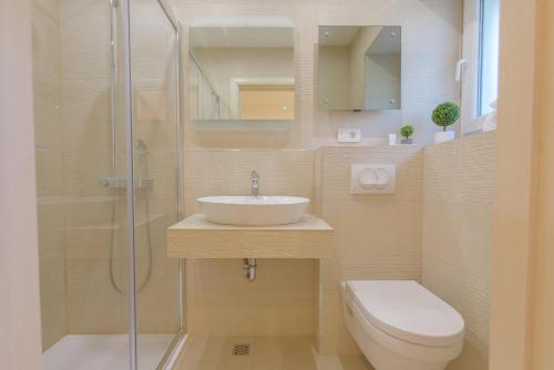 Et badeværelse på Best location Apartments
