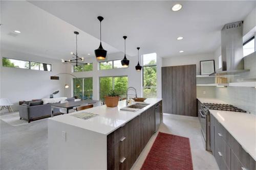 A kitchen or kitchenette at Stunning Modern Home w Pool & Hot Tub in DT Austin