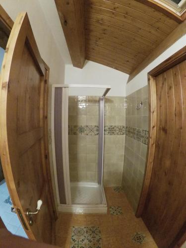 W łazience z drewnianym sufitem znajduje się prysznic. w obiekcie SESIMA turismo rurale w mieście Mistretta