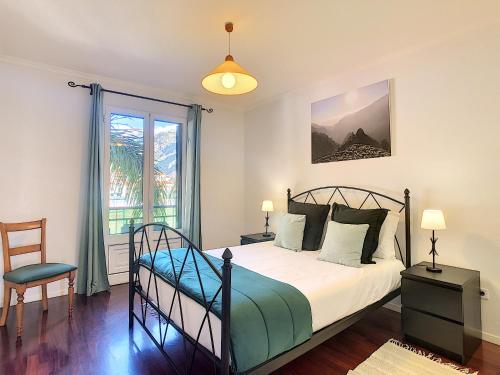 - une chambre avec un lit, une chaise et une fenêtre dans l'établissement Sea N' Sun Apartment by LovelyStay, à Ribeira Brava