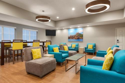 Area soggiorno di La Quinta Inn and Suites by Wyndham at WaTiki Waterpark