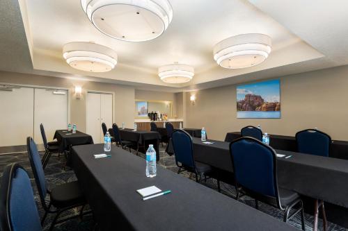 Zona business o sala conferenze di La Quinta Inn and Suites by Wyndham at WaTiki Waterpark