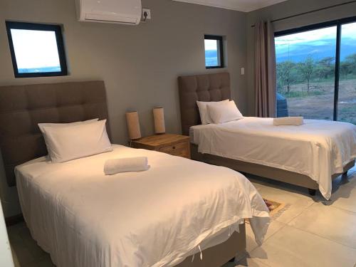 En eller flere senger på et rom på 42@ Ditholo Game Lodge