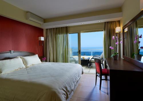 Postel nebo postele na pokoji v ubytování Macaris Suites & Spa
