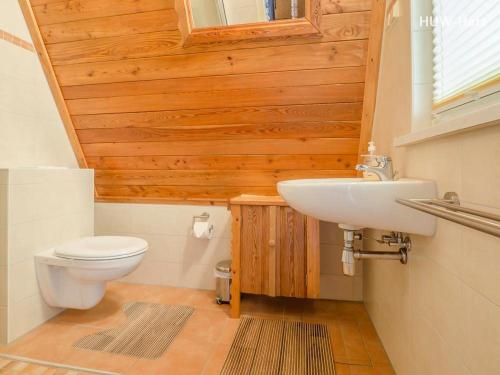 een badkamer met een wit toilet en een wastafel bij Finnhütte am Kapitelsberg in Wernigerode