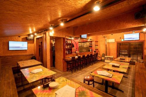 留寿都村にあるYOUTEIのテーブルとバーのあるレストランのオーバーヘッドビュー