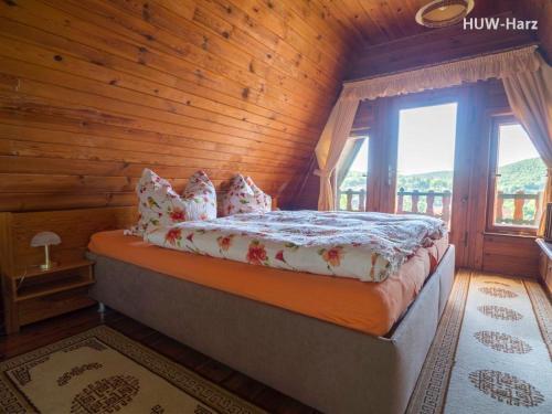 een slaapkamer met een bed in een blokhut bij Finnhütte am Kapitelsberg in Wernigerode