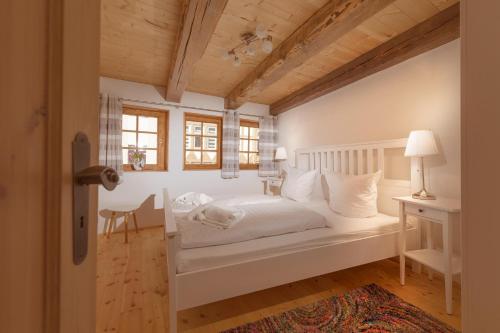 1 dormitorio con cama blanca y escritorio en Villa-Duck-Dich 27, en Wernigerode