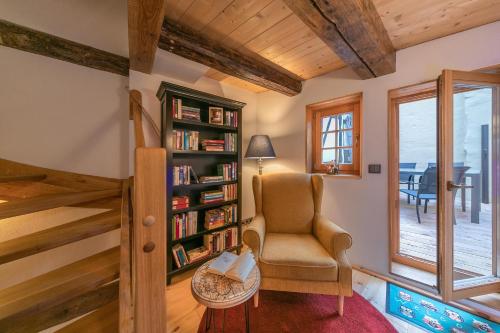 a room with a chair and a book shelf with books at Villa-Duck-Dich 27 in Wernigerode