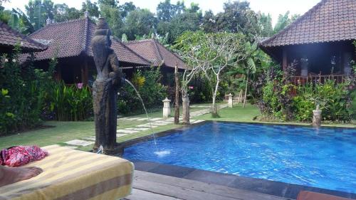 a statue of a woman standing next to a swimming pool at Pondok Lembongan in Nusa Lembongan